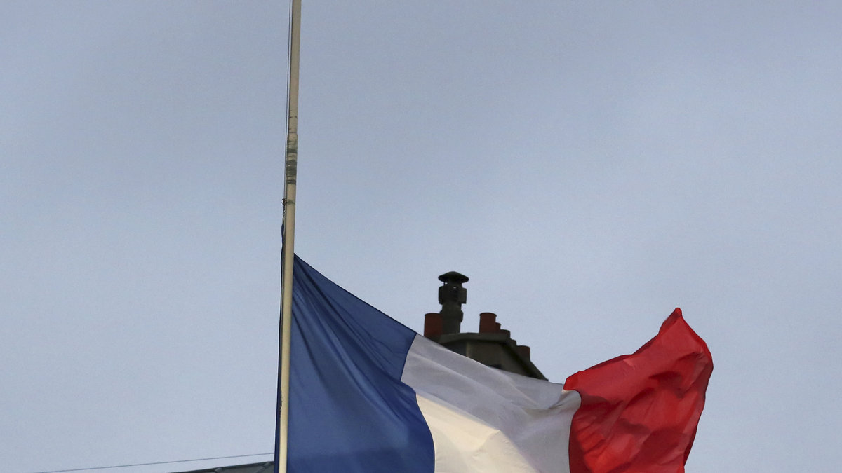 Under torsdagen vajade franska flaggan på halv stång över hela landet. 